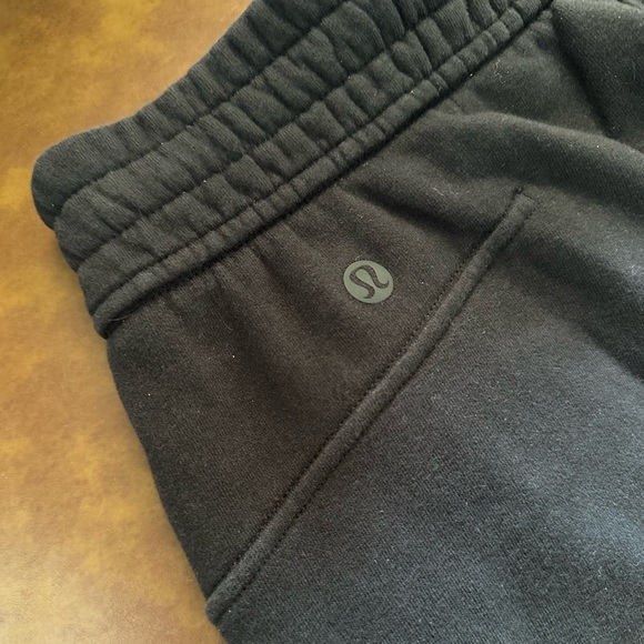 Lululemon Scuba High Rise Shorts 5”, Size 4 - Picture 4 of 5